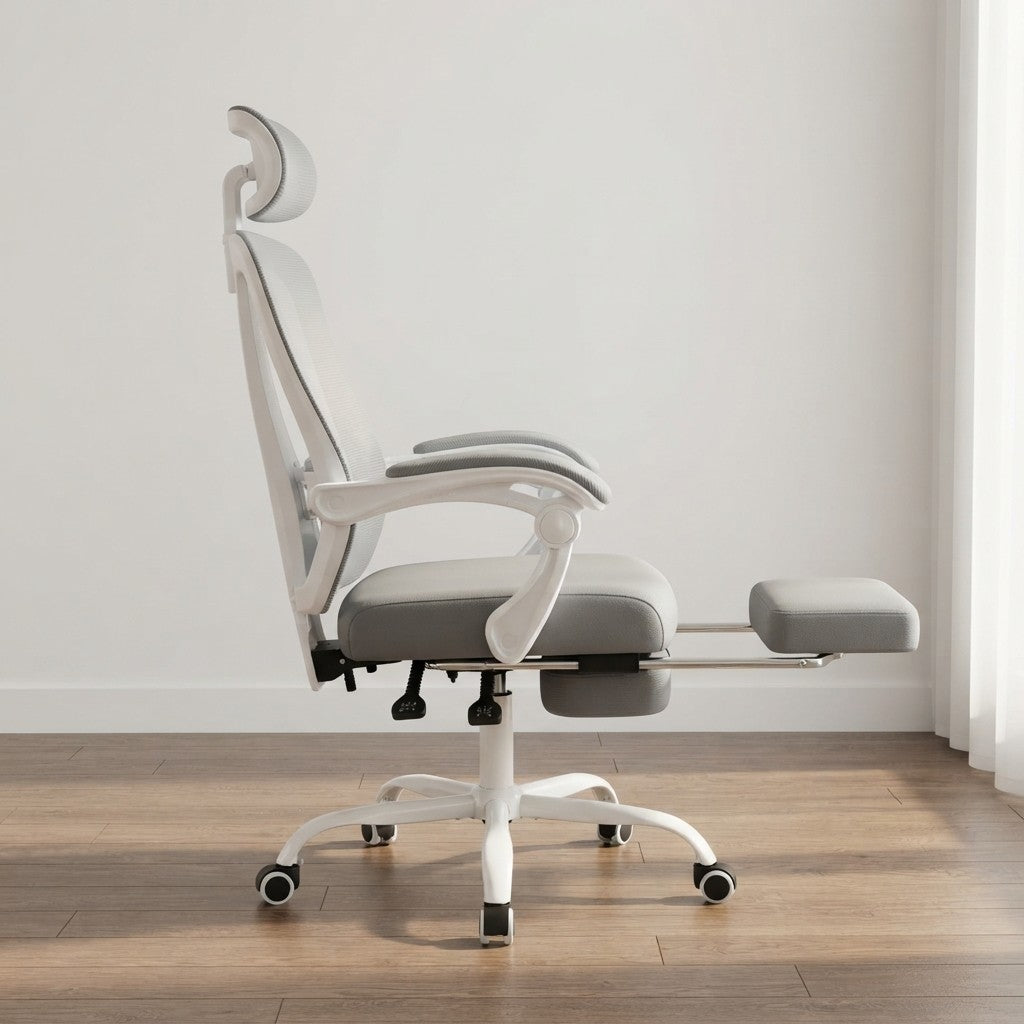 Chaise ergonomique à dossier haut dans un espace de travail moderne