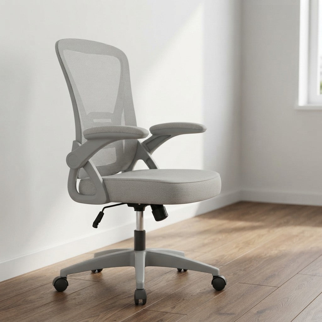Chaise Ergonomique à Accoudoirs Réglables en Maille dans un espace de travail moderne