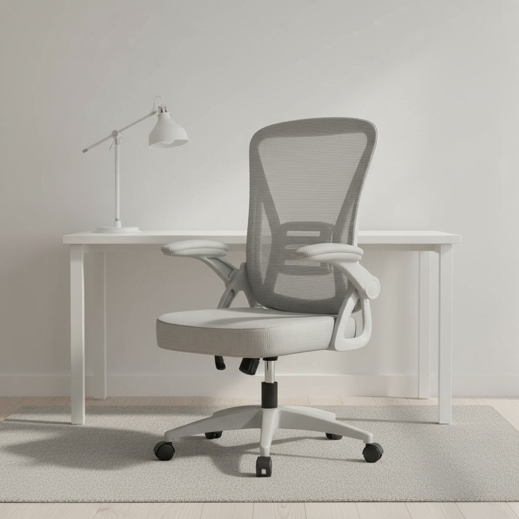 Chaise Ergonomique à Accoudoirs Réglables en Maille gris dans un bureau scandinave épuré