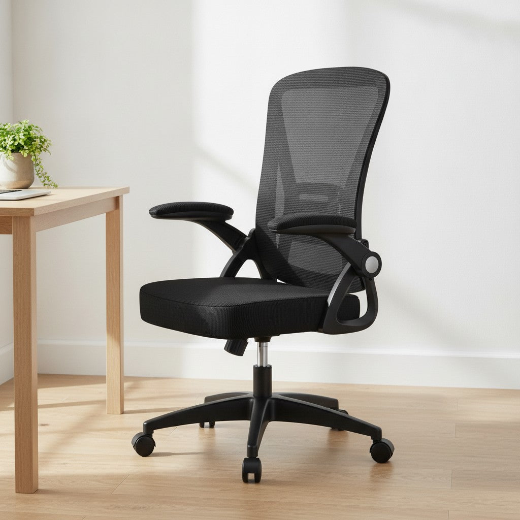 Chaise Ergonomique à Accoudoirs Réglables en Maille noir dans un espace de travail moderne