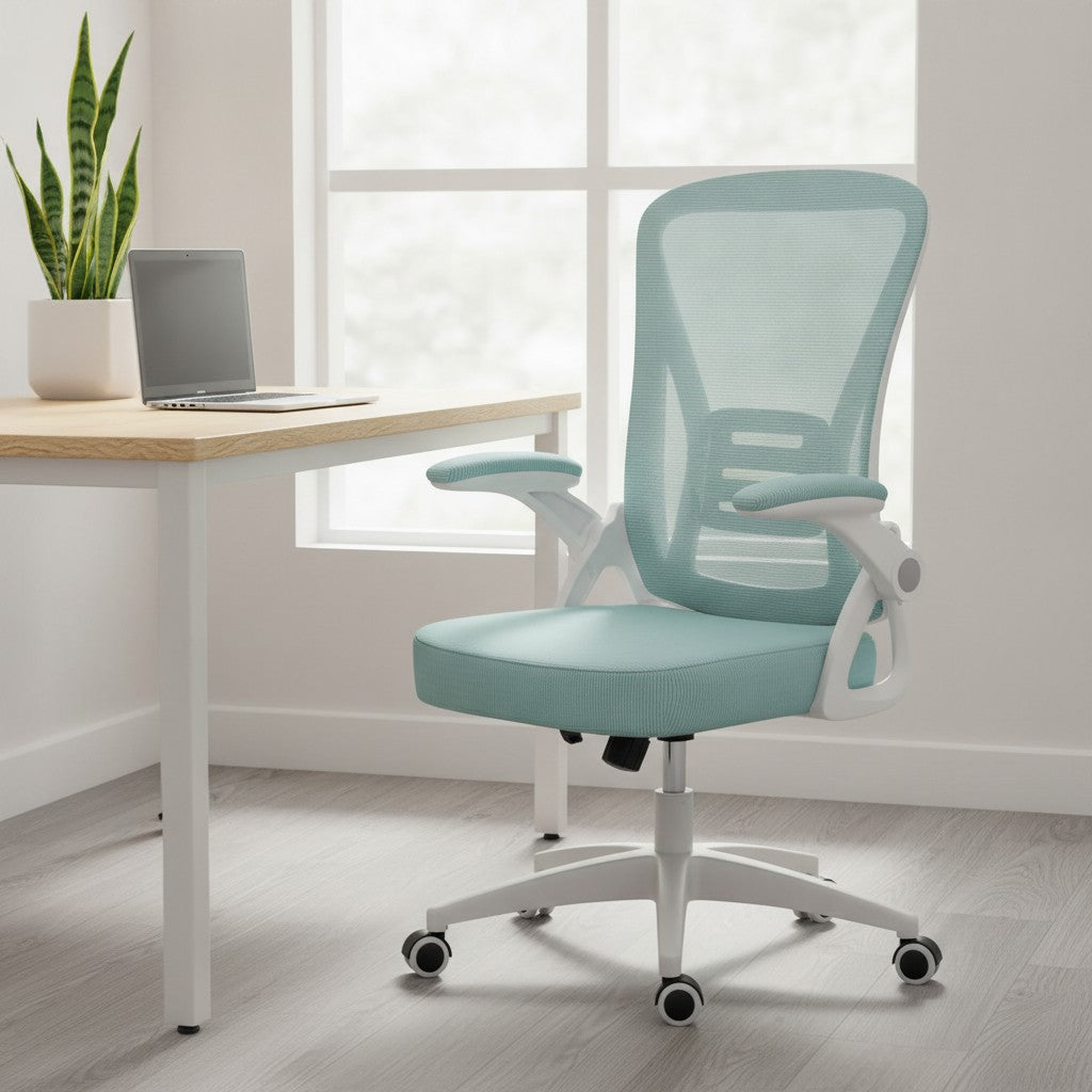 Chaise Ergonomique à Accoudoirs Réglables en Maille vert dans un coin bureau lumineux