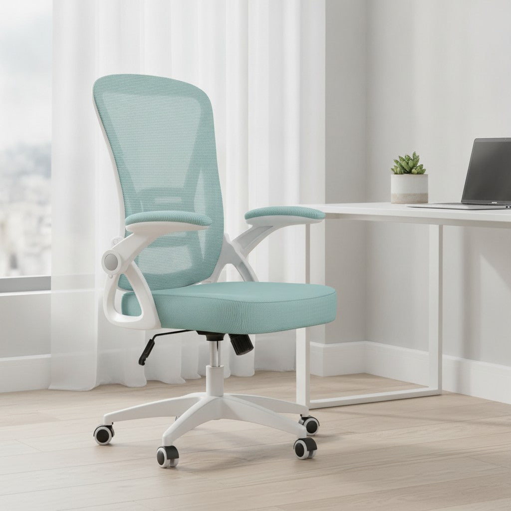 Chaise Ergonomique à Accoudoirs Réglables en Maille vert dans un espace de travail moderne