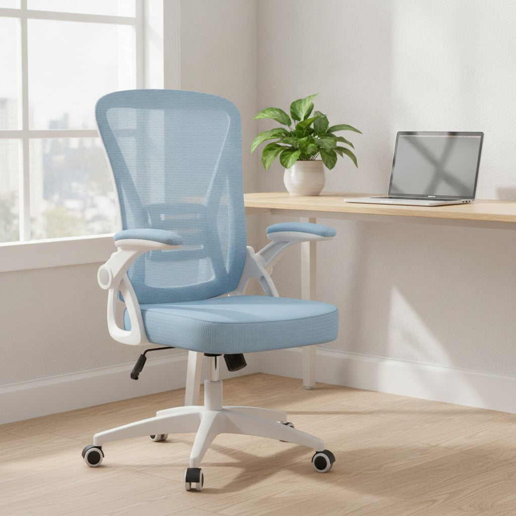 Chaise Ergonomique à Accoudoirs Réglables en Maille bleu dans un coin bureau lumineux