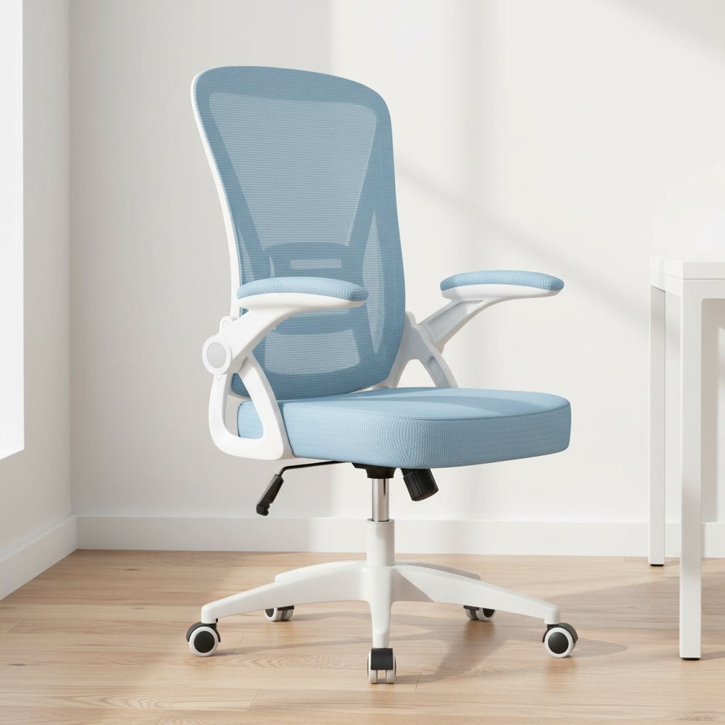 Chaise Ergonomique à Accoudoirs Réglables en Maille bleu dans un espace de travail moderne