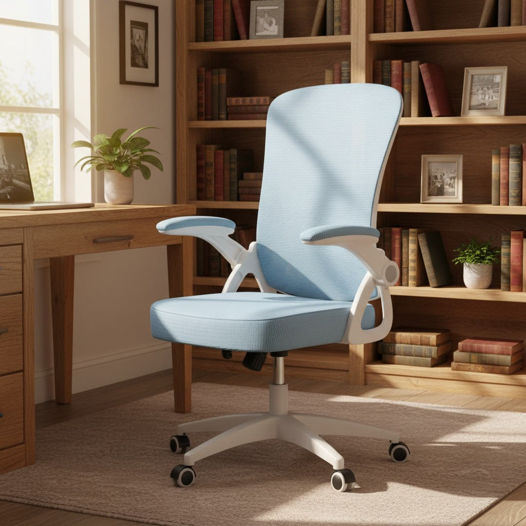 Chaise Ergonomique à Accoudoirs Réglables en Maille bleu dans un bureau avec bibliothèque