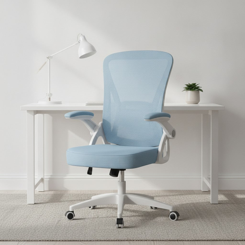 Chaise Ergonomique à Accoudoirs Réglables en Maille bleu dans un bureau scandinave épuré