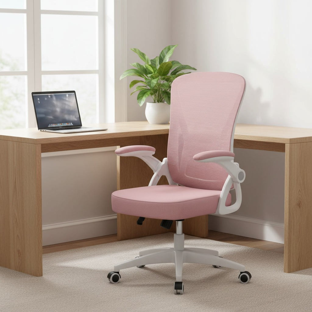 Chaise Ergonomique à Accoudoirs Réglables en Maille rose dans un coin bureau lumineux