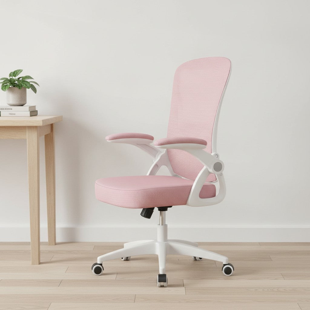 Chaise Ergonomique à Accoudoirs Réglables en Maille rose dans un espace de travail moderne
