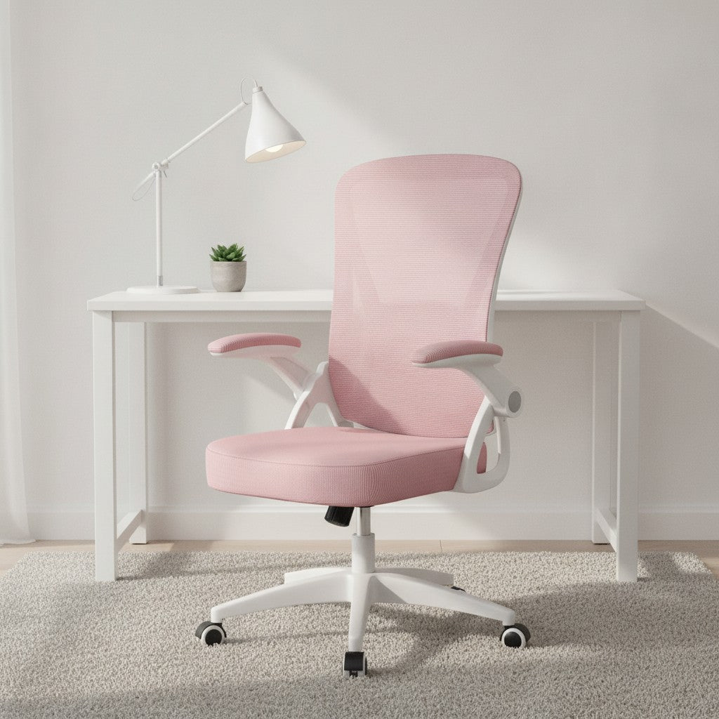 Chaise Ergonomique à Accoudoirs Réglables en Maille rose dans un bureau scandinave épuré