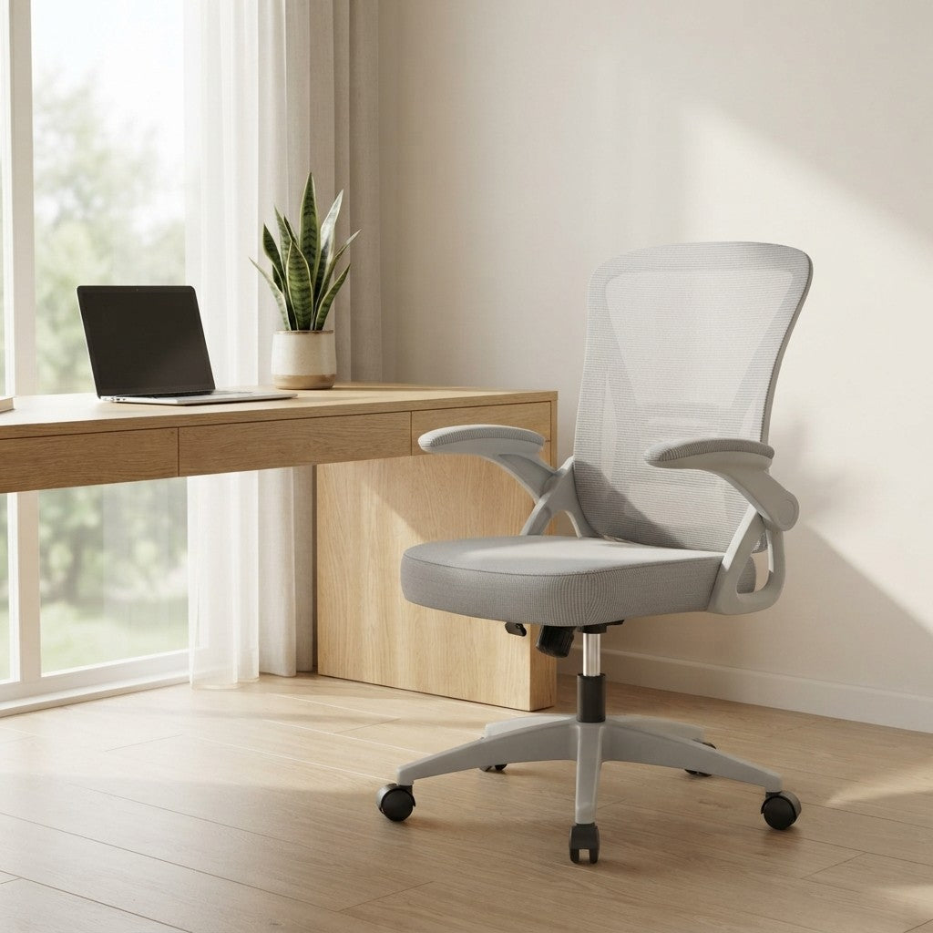 Chaise Ergonomique à Accoudoirs Réglables en Maille dans un coin bureau lumineux