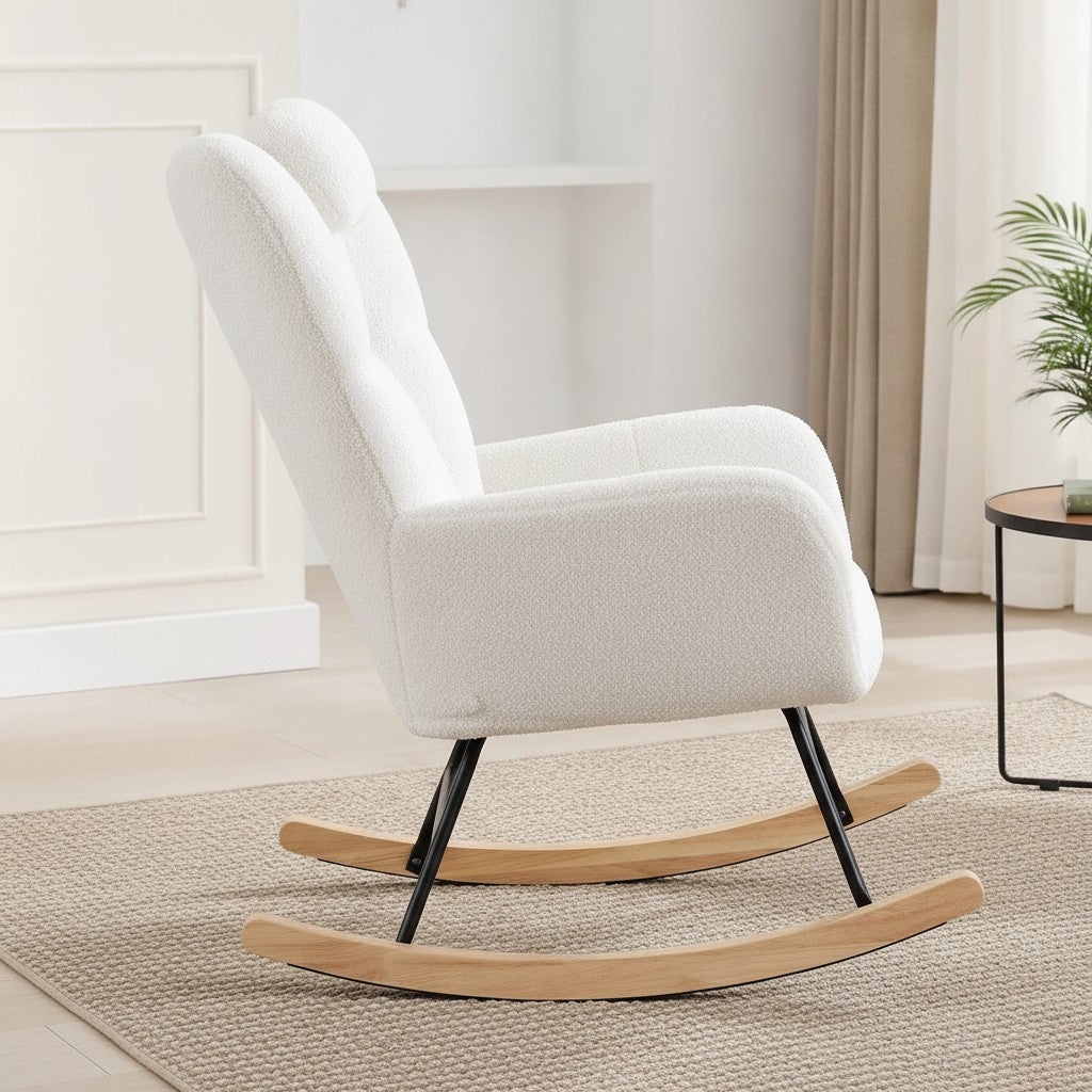 Fauteuil à Bascule Dossier Haut avec Poches beige dans un salon scandinave lumineux