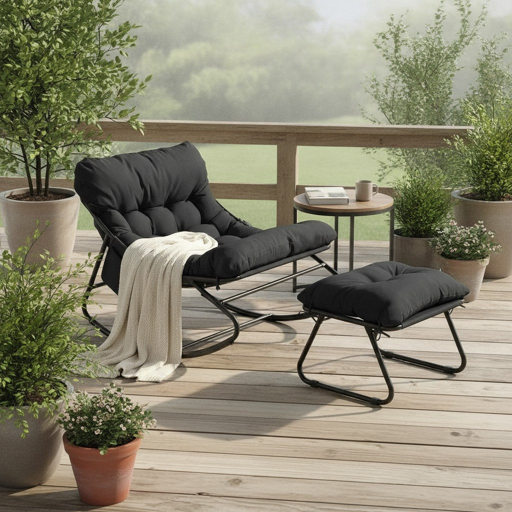Fauteuil à Bascule Extérieur avec Repose-Pieds noir sur une terrasse couverte