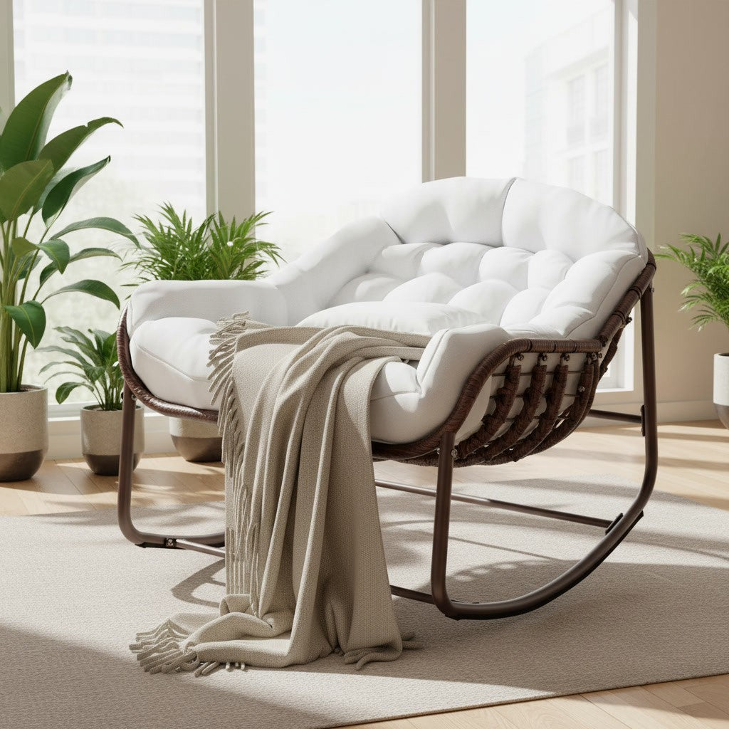 Fauteuil à Bascule Rotin Synthétique Forme Œuf blanc cassé dans un salon lumineux