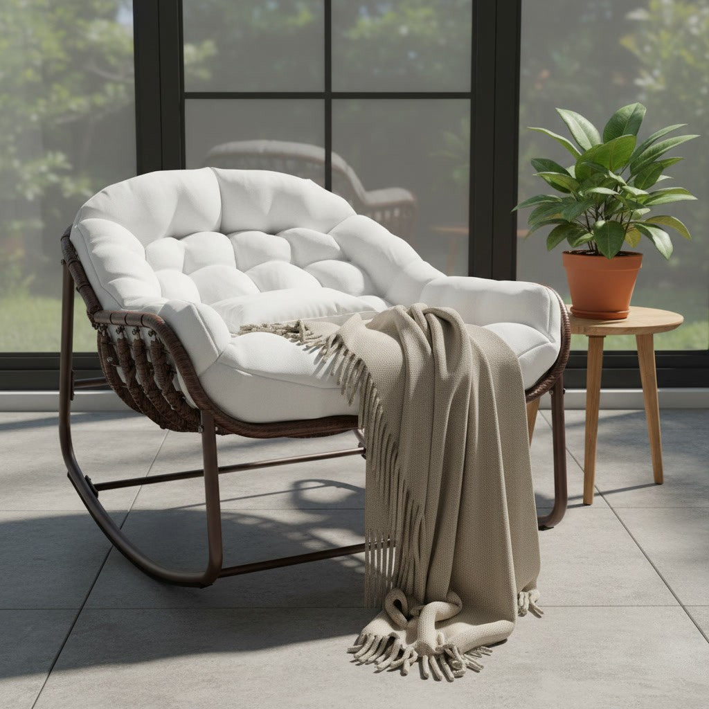 Fauteuil à Bascule Rotin Synthétique Forme Œuf blanc cassé dans une véranda