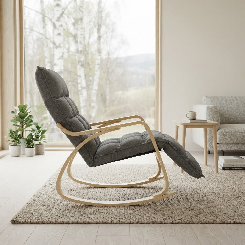 Fauteuil à Bascule Bois de Bouleau avec Repose-Pieds dans un salon lumineux, vue de profil