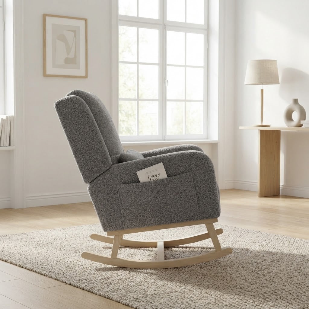 Fauteuil à Bascule Moderne en Tissu Teddy dans un salon lumineux, vue de profil
